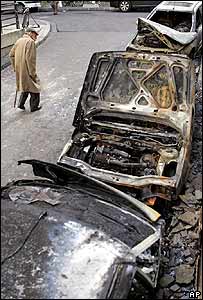 Carro destruído nos choques