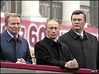Putin, Kučma a Janukovyč (vpravo) na vzpomínkové akci v Kyjevě