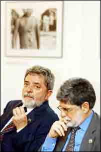 Celso Amorim com Lula durante viagem à África