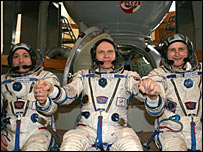 A tripulação da Soyuz TM-10: Oleg Kotov, Fyodor Yurchikin e Charles Simonyi