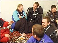 Truyền hình đưa cảnh các thủy thủ không mặc áo lính và cười nói 