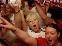 酒吧看球的女球迷