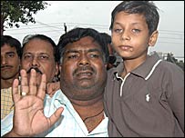 गोलू अपने पिता अनिल सिंह के साथ