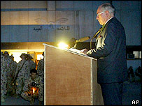 O primeiro-ministro da Austrália, John Howard, com soldados australianos em Bagdá