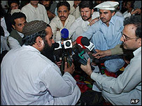 بیت الله محسود رهبر طالبان پاکستانی در جمع خبرنگاران