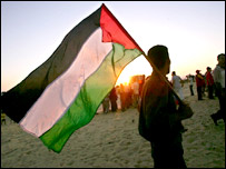 Gazze'de bayrak taşıyan bir Filistinli