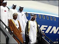 Líderes dos Emirados Árabes Unidos em avião da Boeing