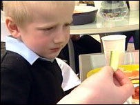 Oferecendo comida saudável â criança