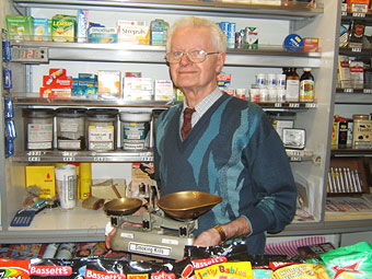 Mr Pike gyda chlorian yn ei siop