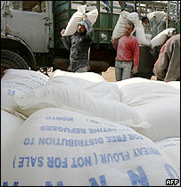 Homens carregam suprimentos de alimentos enviados pela ONU na Faixa de Gaza