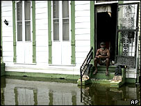 New Orleans'ta evinde kalmayı tercih eden yaşlı adam