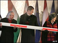 Festa na fronteira da Hungria para fim de exigência