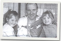 Bryn a'i ddwy ferch wedi'r ras.