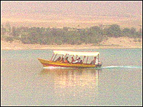 خاله گادیران با اطفال چکر بند را می زنند.