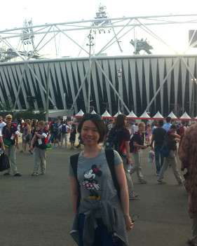 肖媛在奧運主會場「倫敦碗」外