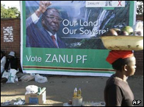 پوستر انتخاباتی موگابه در هراره