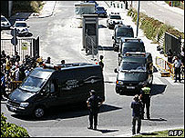 Vans levam vítimas do acidente em Madri