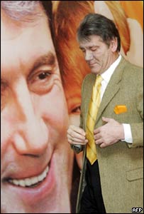 Juščenko před volebním plakátem