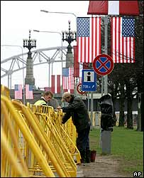 مقدمه چينی در ريگا برای ورود جورج بوش
