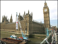 پلاکارد پانزده متری صلح سبز در برابر پارلمان بریتانیا -