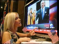 Seçimleri televizyondan izleyen bir Amerikalı