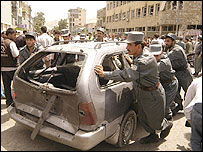 پليس و مردم در چهارراه آريانای کابل، بعد از انفجار