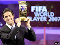 کاکا جایزه خود را دریافت می کند