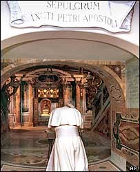 João Paulo 2º reza no túmulo de São Pedro