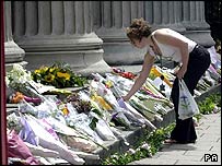 Mulher deposita flores no local onde ônibus explodiu em Londres