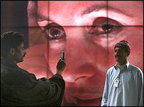 بینظیر کی تصویر کے ساتھ تصویر