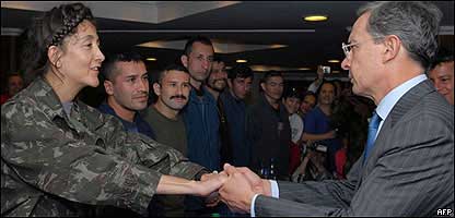 A ex-refém das Farc Ingrid Betancourt e o presidente da Colômbia, Álvaro Uribe