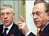 पाकिस्तान के विदेश मंत्री कसूरी(दाएँ) और जैक स्ट्रॉ