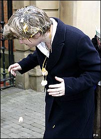 英国教育大臣凯利遭扔鸡蛋