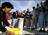 Mulheres na fila da água