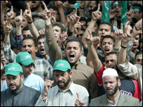 هزاران فلسطينی، از جمله مردان مسلح نقابدار، در نوار غزه عليه طرح افراط گرايان يهودی برای برگزاری تجمعی در يکی از حساس ترين اماکن مذهبی بيت المقدس دست به تظاهرات زده اند.