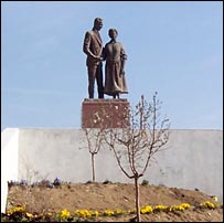 Statue of Francisco Hernando and his wife