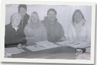 Gyda Bryn Terfel o'r chwith i'r dde: Pat Best, Andrea Holland, Gill Hall a Janet Graves