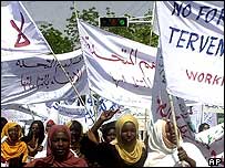 Hartum'da düzenlenen eyleme katılan göstericiler