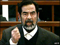 Saddam Hussein trong phiên toà xử ông ở Baghdad