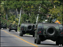 Tanques do Exército mexicano se dirigem a Acapulco