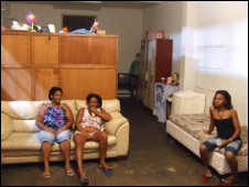 Quarto de Rosa Maria Marciano no abrigo (foto: Júlia Dias Carneiro / BBC Brasil)