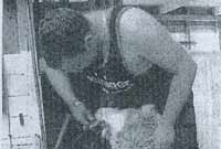 Carwyn Evans yn ddiwyd wrth ei waith.