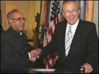 امریکی وزیر دفاع رمزفیلڈ اور ہندوستانی وزیر دفاع پرناب مکرجی