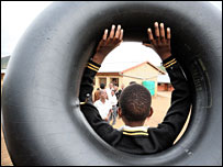 Bóias de pneus são usadas para que uniformes e livros fiquem secos na travessia