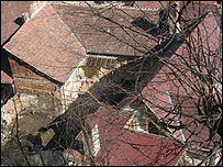 case lângă zidul cetăţii