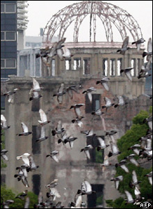 Bồ câu bay trên nền trời Hiroshima 