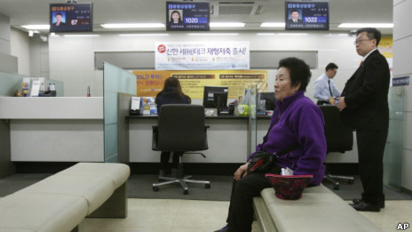 新韓銀行內的顧客