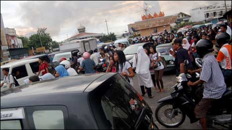 السكان يفرون بعد الزلزال الذي ضرب بادانج في غرب سومطرة في أعقاب التسونامي الذي اجتاح ساموا 