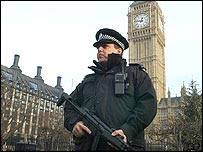 Britský policista před budovou parlamentu v Londýně