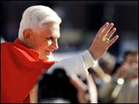 Đức Giáo Hoàng Benedict XVI với tín đồ trong một buổi lễ 